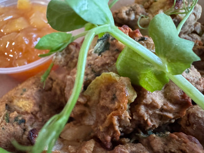 Spinach Pakora With Mango Chutney